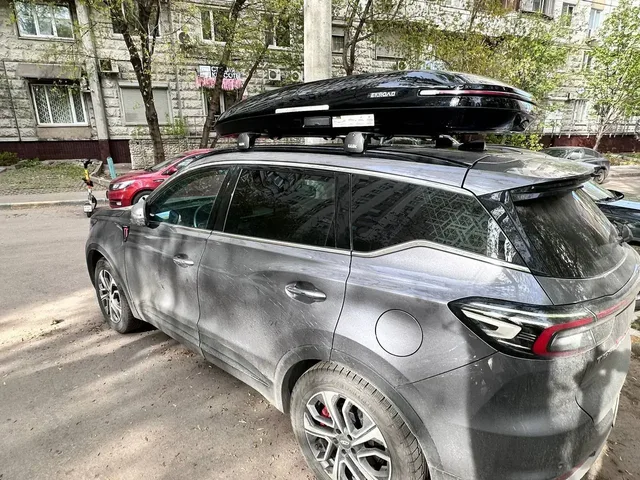 ENROAD на Chery Tiggo 7 Pro Max: автобокс ENROAD Nomadix Pro XL Slim 400-E, цвет «Чёрный» — дополнительный ракурс автомобиля с установленным автобоксом