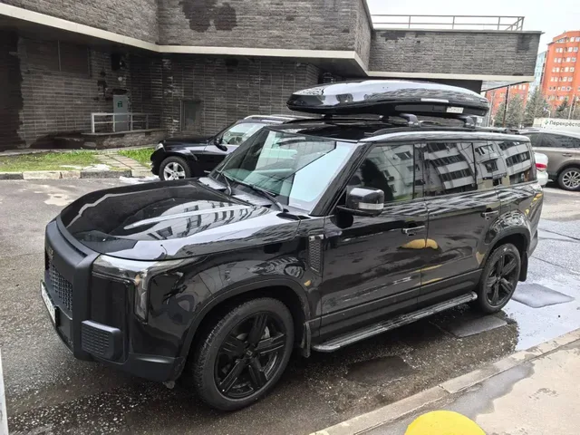 Чёрный автобокс ENROAD Nomadix Pro XXL Slim 450-E на ROX 01 — общий вид автомобиля с установленным автобоксом