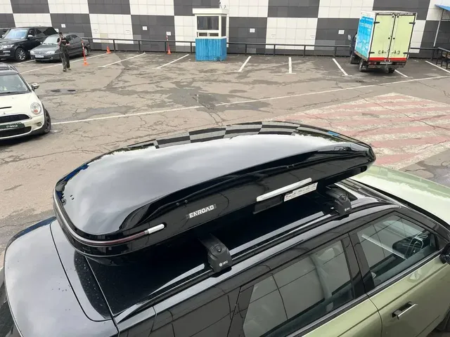 Автобокс для JAECOO J7 — ENROAD Nomadix Pro XL Slim 400, цвет «Чёрный» — вид автомобиля с установленным автобоксом