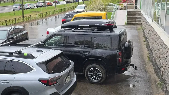 Чёрный автобокс ENROAD Nomadix Pro XL Slim 400 на Haval h9 — общий вид автомобиля с установленным автобоксом