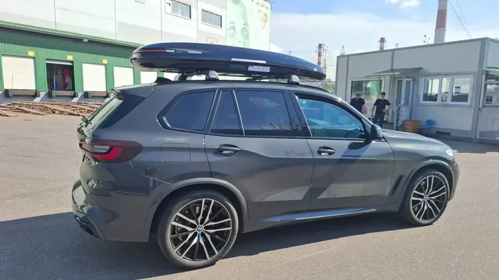 Чёрный автобокс ENROAD Nomadix Pro XXL Slim-450 на BMW X5 — вид автомобиля с установленным автобоксом, другой ракурс