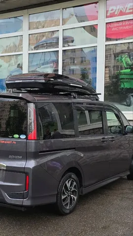 Бокс на крышу ENROAD Nomadix Pro XL Slim 400 для Honda STEPWGN, цвет «Чёрный» — общий ракурс автомобиля с установленным автобоксом