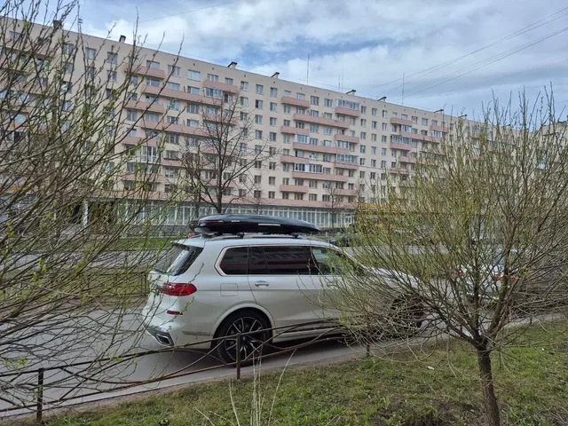 Чёрный автобокс ENROAD Nomadix Pro XXL Slim-450 на BMW X7 — общий вид автомобиля с установленным автобоксом