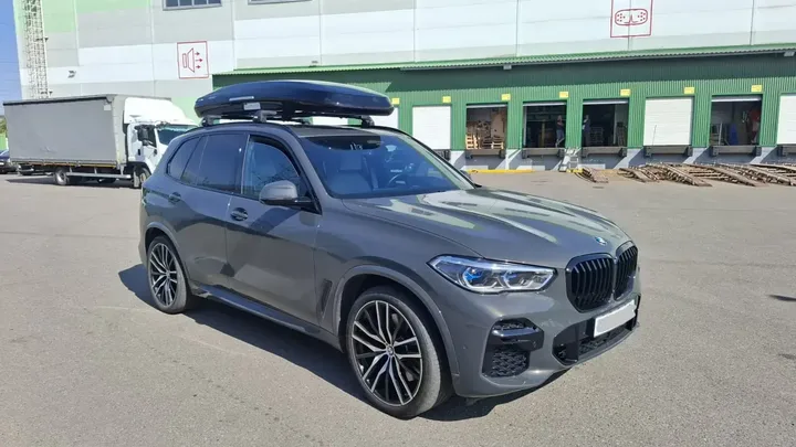 Чёрный автобокс ENROAD Nomadix Pro XXL Slim-450 на BMW X5 — общий вид автомобиля с установленным автобоксом