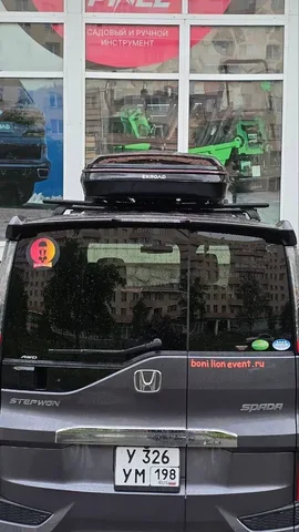 Автобокс для Honda STEPWGN — ENROAD Nomadix Pro XL Slim 400, цвет «Чёрный» — вид автомобиля с установленным автобоксом