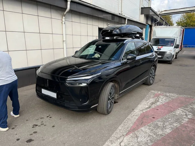 ENROAD на WEY 07: автобокс ENROAD Nomadix Pro XL 500-E, цвет «Чёрный» — дополнительный ракурс автомобиля с установленным автобоксом