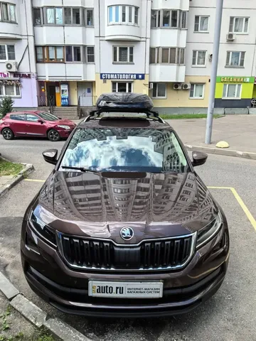 Чёрный автобокс ENROAD Nomadix Pro XL Slim 400 на Škoda Kodiaq — вид автомобиля с установленным автобоксом, другой ракурс