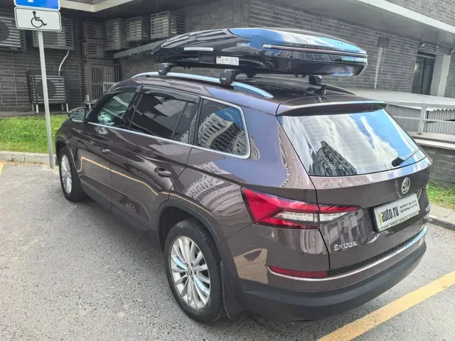 Бокс на крышу ENROAD Nomadix Pro XL Slim 400 для Škoda Kodiaq, цвет «Чёрный» — общий ракурс автомобиля с установленным автобоксом
