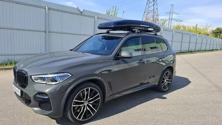 Бокс на крышу ENROAD Nomadix Pro XXL Slim-450 для BMW X5, цвет «Чёрный» — общий ракурс автомобиля с установленным автобоксом