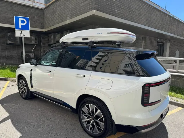 Автобокс для GAC S7 — ENROAD Nomadix Pro XL Slim 400-E, цвет «Белый» — вид автомобиля с установленным автобоксом
