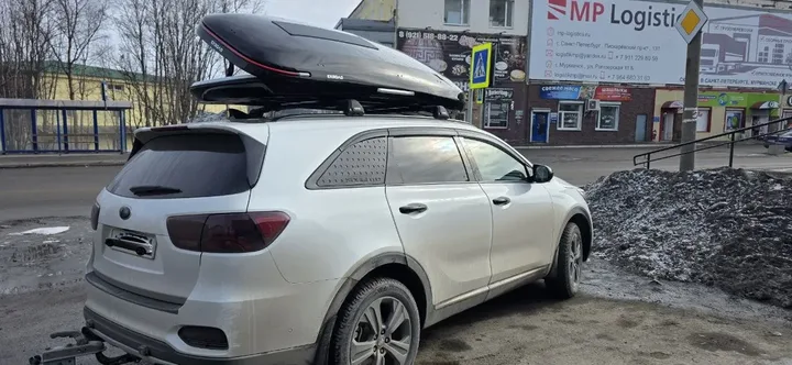 Бокс на крышу ENROAD Nomadix Pro XXL Slim 450-E для Kia Sorento Prime, цвет «Чёрный» — общий ракурс автомобиля с установленным автобоксом