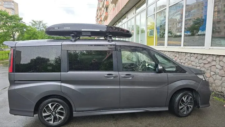 Чёрный автобокс ENROAD Nomadix Pro XL Slim 400 на Honda STEPWGN — вид автомобиля с установленным автобоксом, другой ракурс