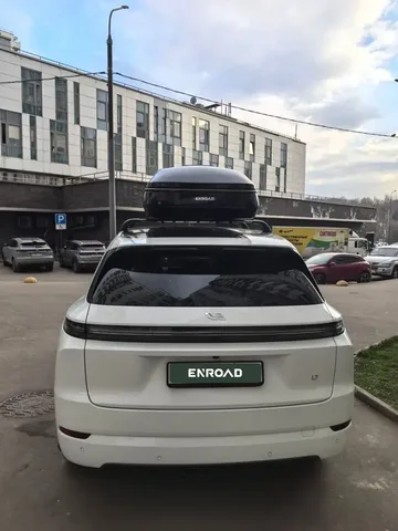 ENROAD на Lixiang L7: автобокс ENROAD Nomadix Pro XL 500-E, цвет «Чёрный» — дополнительный ракурс автомобиля с установленным автобоксом
