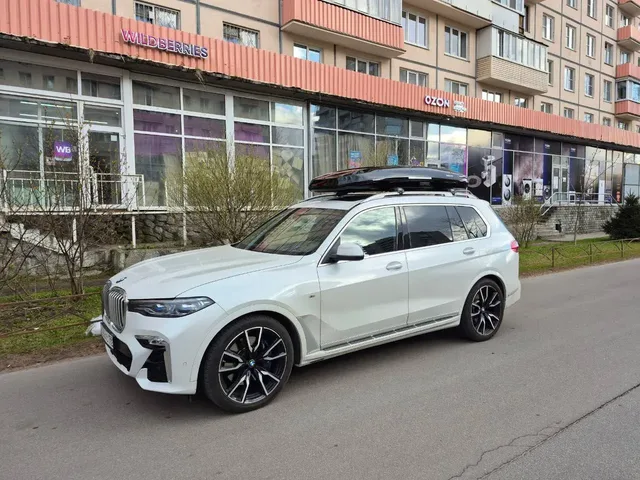 Бокс на крышу ENROAD Nomadix Pro XXL Slim-450 для BMW X7, цвет «Чёрный» — общий ракурс автомобиля с установленным автобоксом