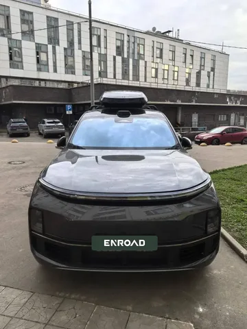 Чёрный автобокс ENROAD Nomadix Pro XL Slim 400 на Lixiang L9 — вид автомобиля с установленным автобоксом, другой ракурс