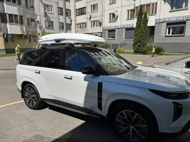 ENROAD на GAC S7: автобокс ENROAD Nomadix Pro XL Slim 400-E, цвет «Белый» — дополнительный ракурс автомобиля с установленным автобоксом