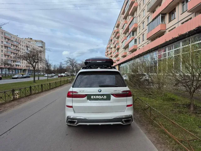 Чёрный автобокс ENROAD Nomadix Pro XXL Slim-450 на BMW X7 — вид автомобиля с установленным автобоксом, другой ракурс