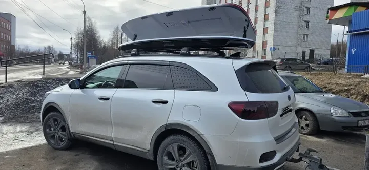 Чёрный автобокс ENROAD Nomadix Pro XXL Slim 450-E на Kia Sorento Prime — вид автомобиля с установленным автобоксом, другой ракурс