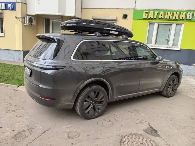 ENROAD на Lixiang L9: автобокс ENROAD Nomadix Pro XL Slim 400, цвет «Чёрный» — дополнительный ракурс автомобиля с установленным автобоксом
