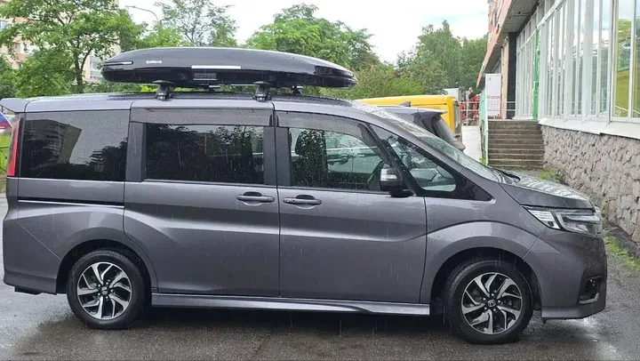 Чёрный автобокс ENROAD Nomadix Pro XL Slim 400 на Honda STEPWGN — общий вид автомобиля с установленным автобоксом