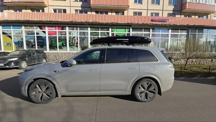 Чёрный автобокс ENROAD Nomadix Pro XXL Slim-450 на Lixiang L9 — общий вид автомобиля с установленным автобоксом