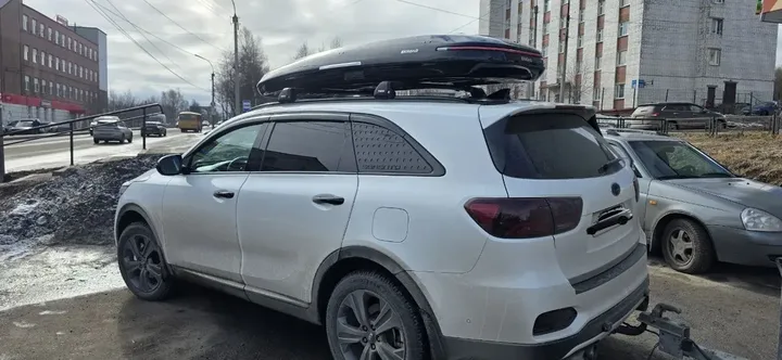 ENROAD на Kia Sorento Prime: автобокс ENROAD Nomadix Pro XXL Slim 450-E, цвет «Чёрный» — дополнительный ракурс автомобиля с установленным автобоксом