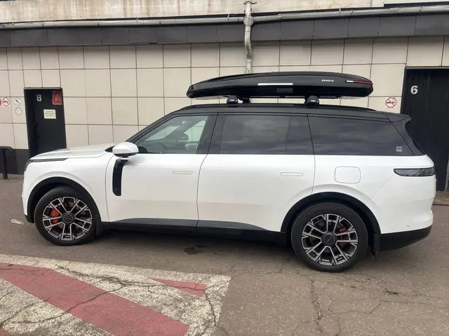 Чёрный автобокс ENROAD Nomadix Pro XXL Slim 450-E на LYNK & CO 900 — общий вид автомобиля с установленным автобоксом