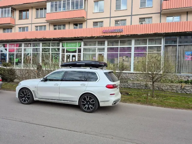 Автобокс для BMW X7 — ENROAD Nomadix Pro XXL Slim-450, цвет «Чёрный» — вид автомобиля с установленным автобоксом