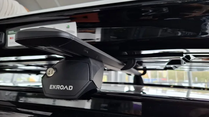 ENROAD на LYNK & CO 900: автобокс ENROAD Nomadix Pro XXL Slim 450-E, цвет «Чёрный» — дополнительный ракурс автомобиля с установленным автобоксом
