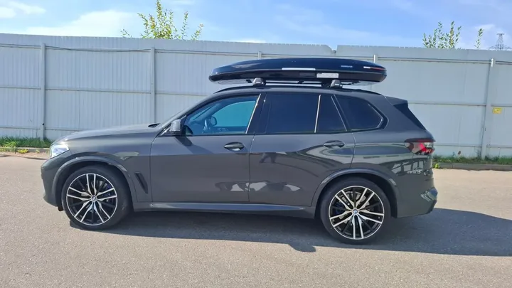 Автобокс для BMW X5 — ENROAD Nomadix Pro XXL Slim-450, цвет «Чёрный» — вид автомобиля с установленным автобоксом