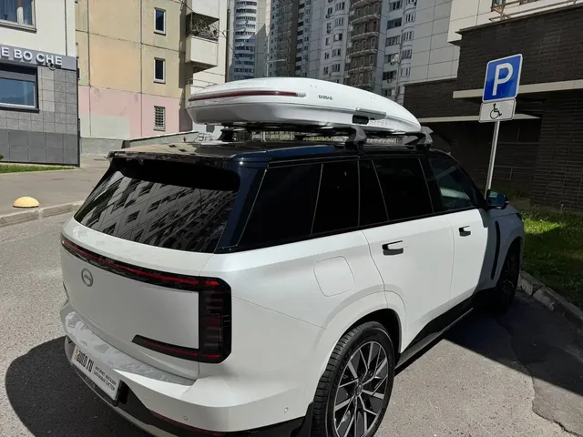 Белый автобокс ENROAD Nomadix Pro XL Slim 400-E на GAC S7 — вид автомобиля с установленным автобоксом, другой ракурс
