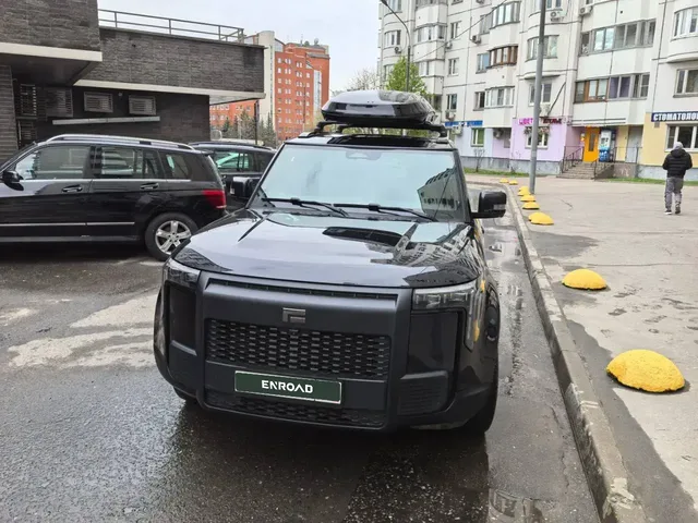 Автобокс для ROX 01 — ENROAD Nomadix Pro XXL Slim 450-E, цвет «Чёрный» — вид автомобиля с установленным автобоксом