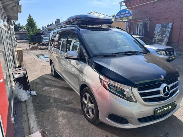 Чёрный автобокс ENROAD Nomadix Pro XL Slim 400 на Mercedes-Benz V-Class — вид автомобиля с установленным автобоксом, другой ракурс