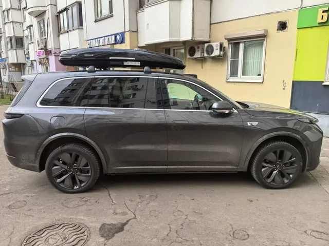 Чёрный автобокс ENROAD Nomadix Pro XL Slim 400 на Lixiang L9 — общий вид автомобиля с установленным автобоксом