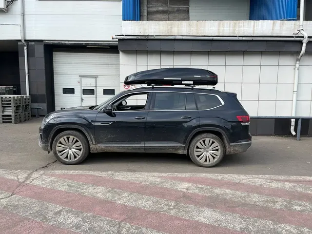 Бокс на крышу ENROAD Nomadix Pro XXL 600-E для Volkswagen Teramont, цвет «Чёрный» — общий ракурс автомобиля с установленным автобоксом