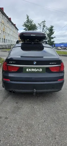 ENROAD на BMW 5 Series GT: автобокс ENROAD Nomadix Pro XXL Slim 450-E, цвет «Чёрный» — дополнительный ракурс автомобиля с установленным автобоксом