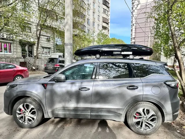 Бокс на крышу ENROAD Nomadix Pro XL Slim 400-E для Chery Tiggo 7 Pro Max, цвет «Чёрный» — общий ракурс автомобиля с установленным автобоксом