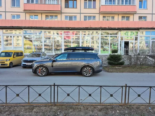 Чёрный автобокс ENROAD Nomadix Pro XXL Slim-450 на LYNK & CO 900 — общий вид автомобиля с установленным автобоксом